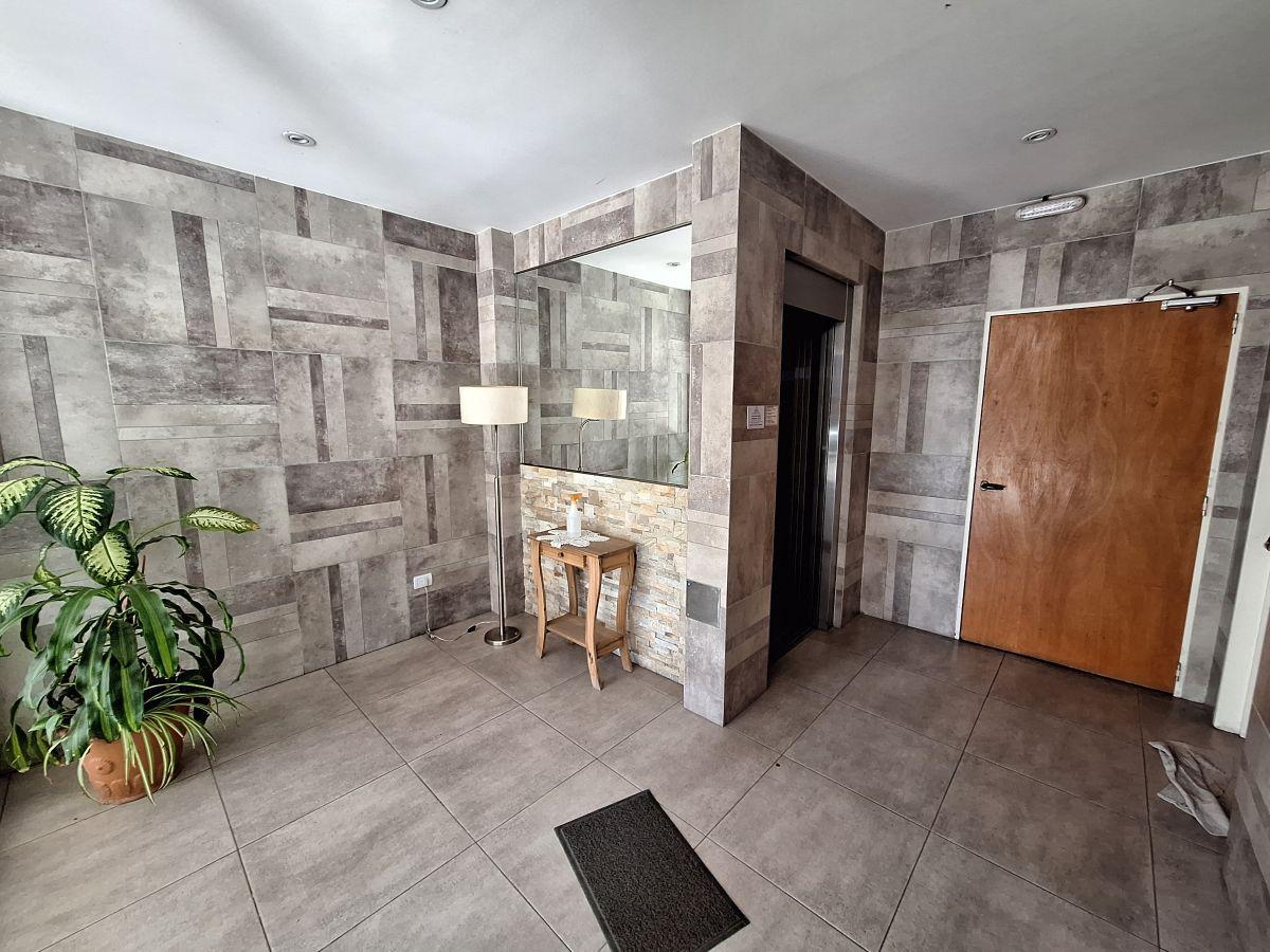 Foto de SEMIPISO DE 1 AMBIENTE CON BALCON - AL FRENTE, imagen 2