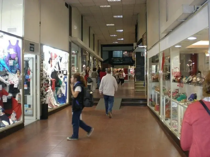 Local . | RIVADAVIA, AV. al 14000 2