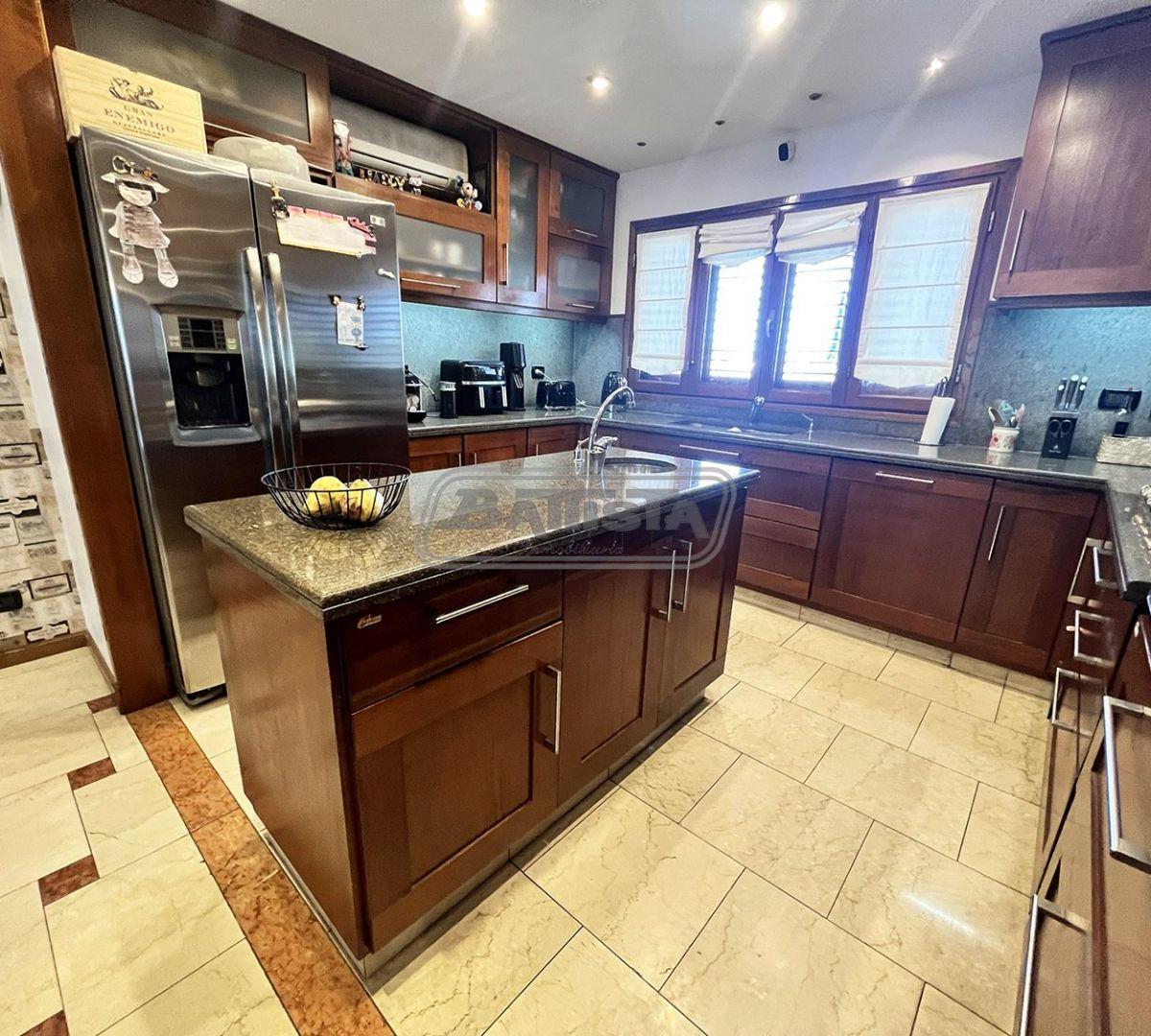 Casa 8 ambientes. | ARIETA al 700