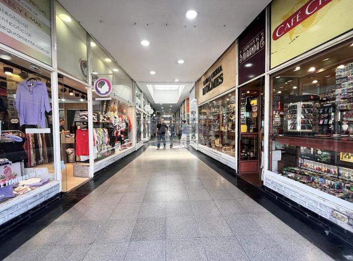 Local . | AV. RIVADAVIA al 14000 3