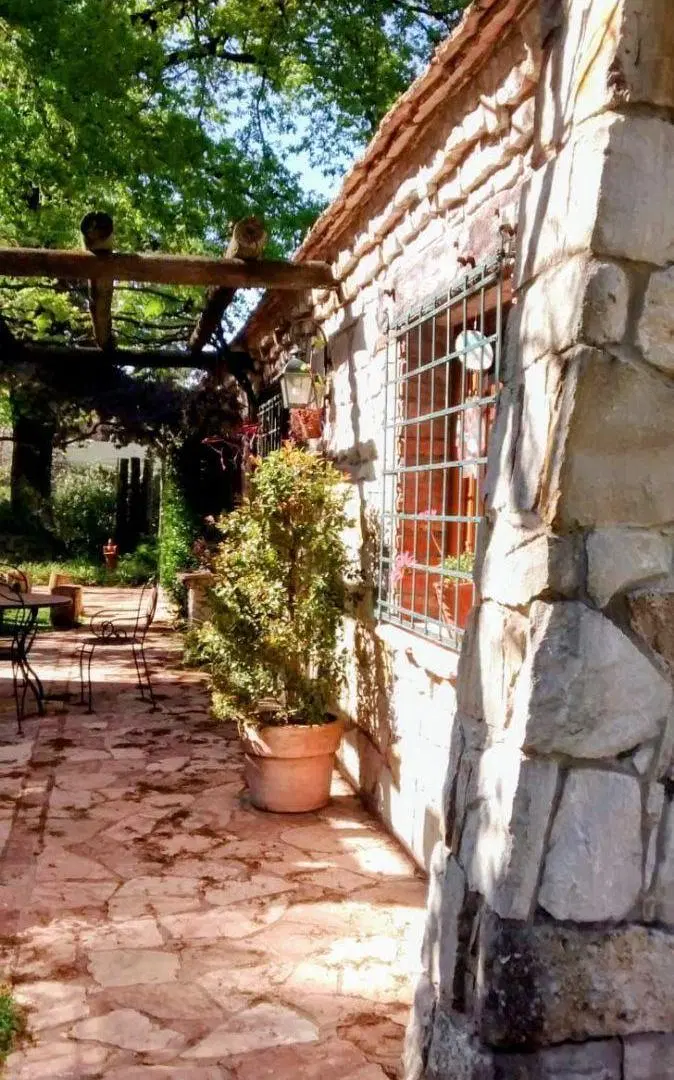 Exclusiva Casa de Estilo Campestre en Entorno Natural con Piscina y Gran Parque 1