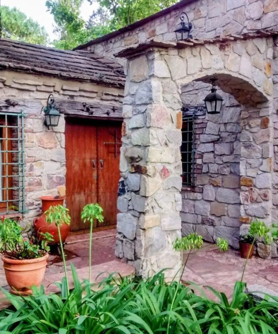 Exclusiva Casa de Estilo Campestre en Entorno Natural con Piscina y Gran Parque 2