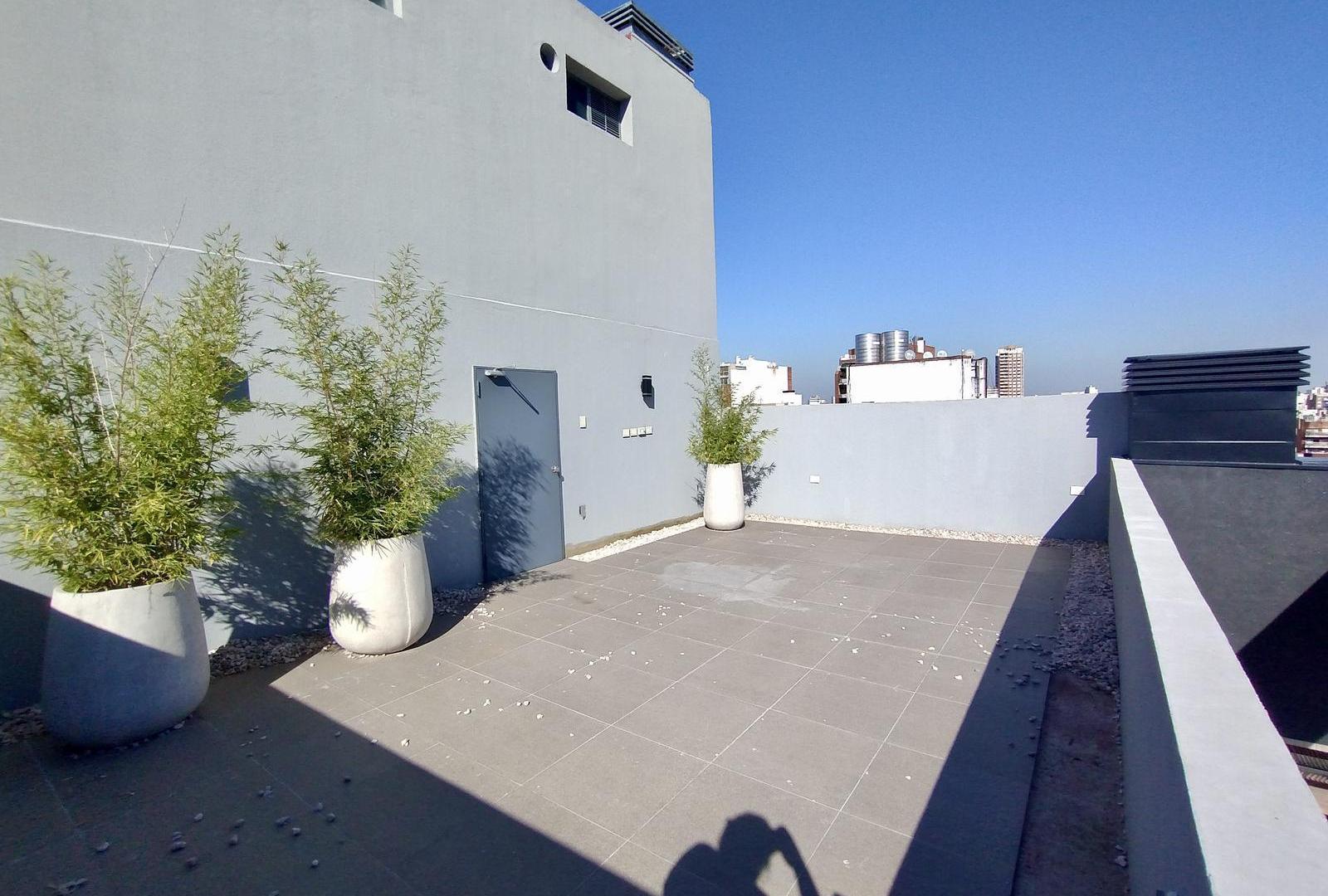 VENTA PISO CUATRO AMBIENTES CON TERRAZA EXCLUSIVA- CABALLITO- INCLUYE DOS COCHERAS