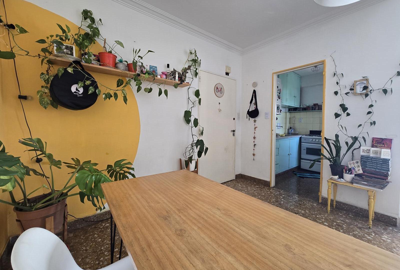 VENTA DEPARTAMENTO-FLORES-DOS AMBIENTES- PISO ALTO