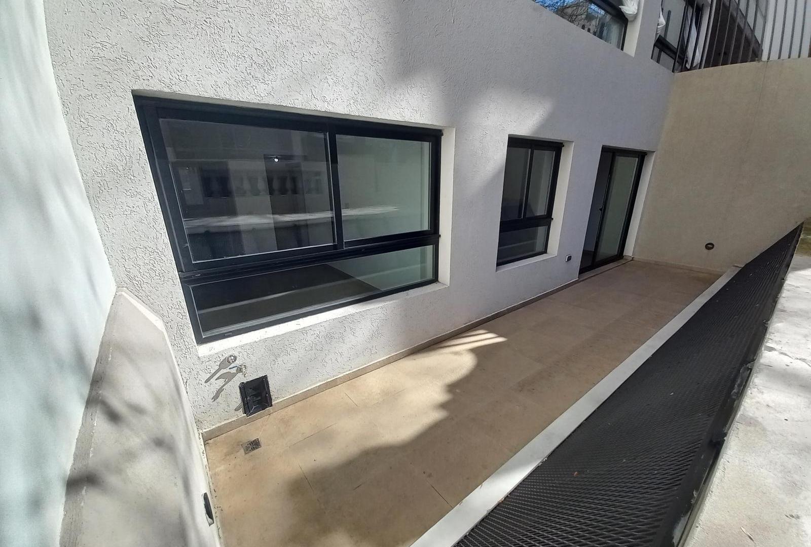 VENTA DEPARTAMENTO SEMI PISO TRES AMBIENTES -COCHERA INCLUIDA - CABALLITO