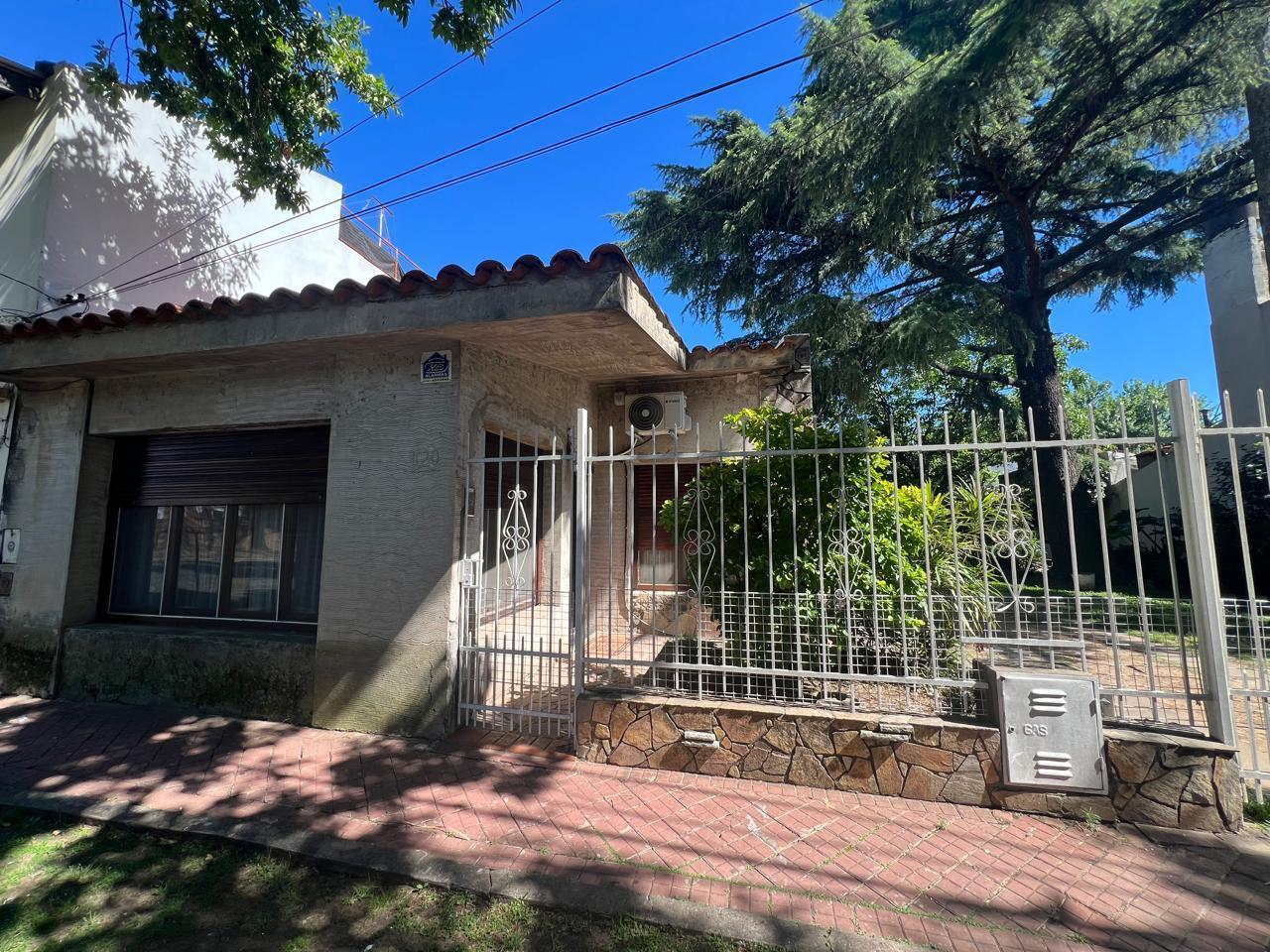 Casa con gran terreno arbolado de 17 mts de Frente
