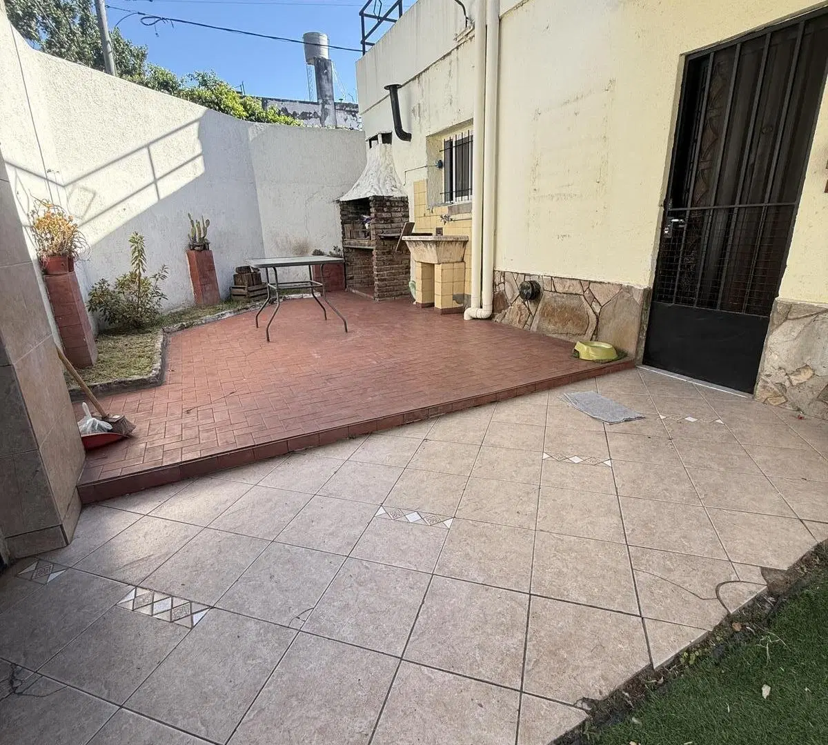 Casa de 3 Dormitorios con Cochera y Patio 1