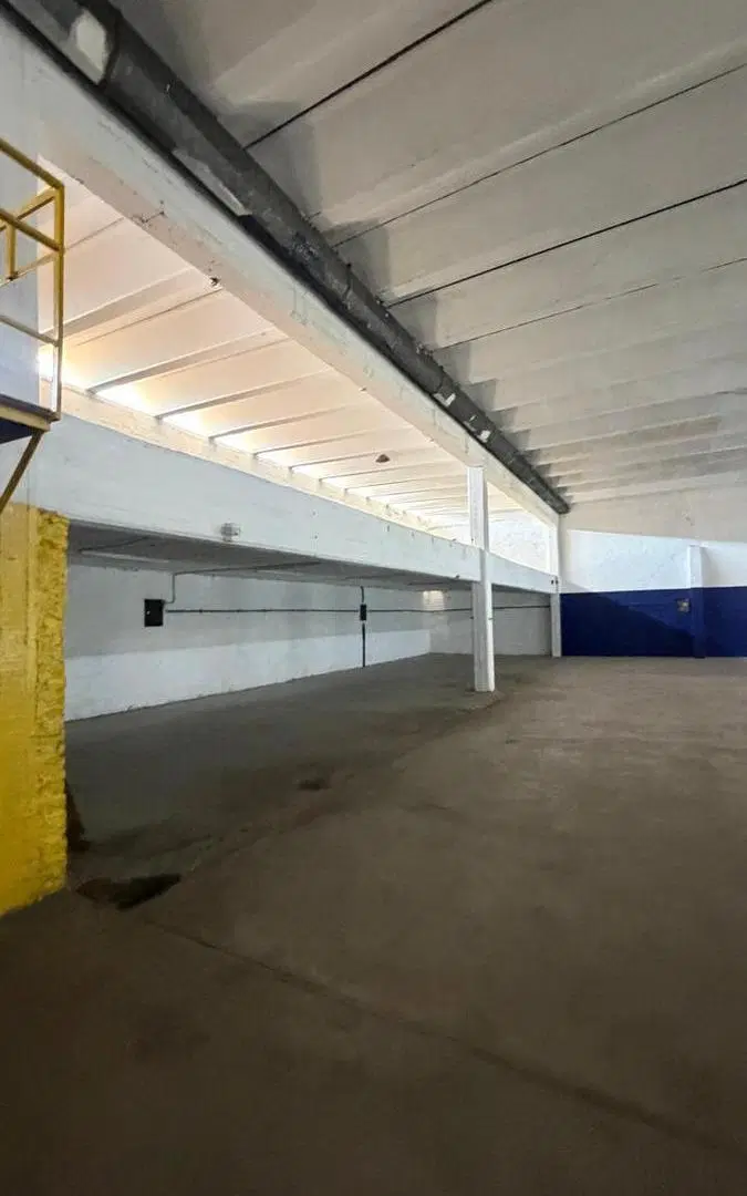 Galpón con local comercial / oficina con ingreso independiente 4