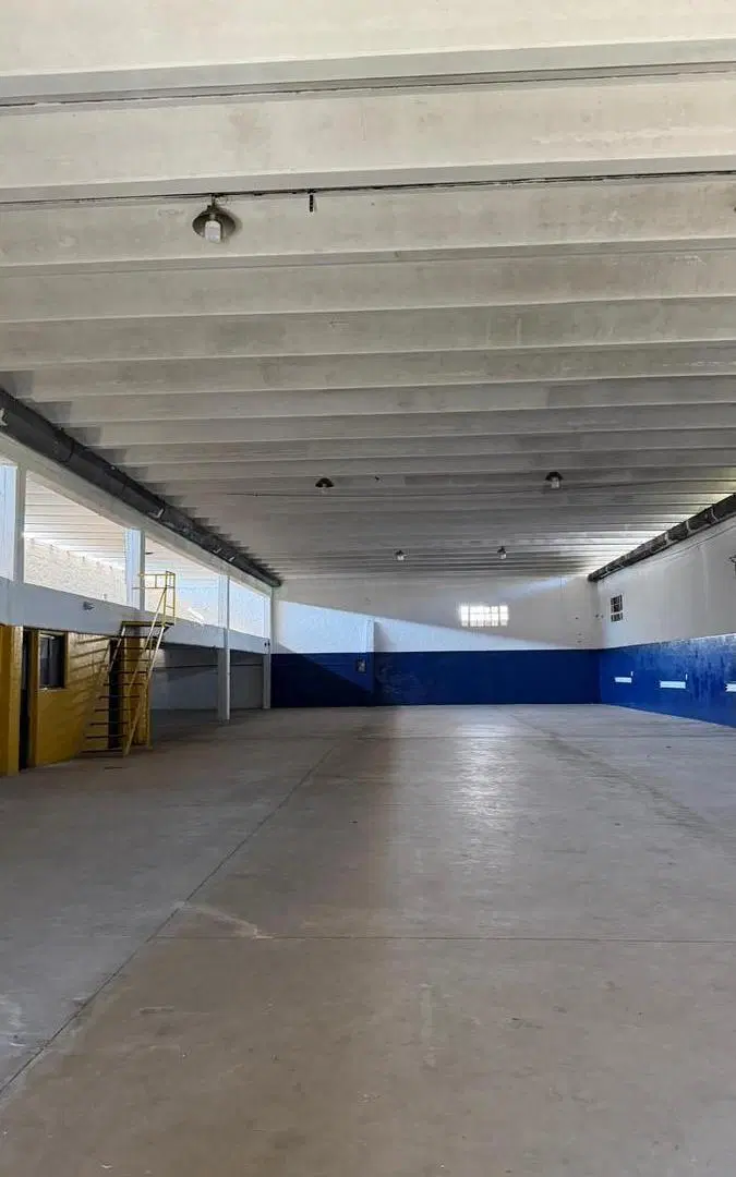 Galpón con local comercial / oficina con ingreso independiente 2