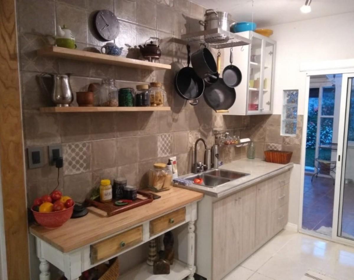 Casa de 4 Ambientes con Parque y Garaje. 3