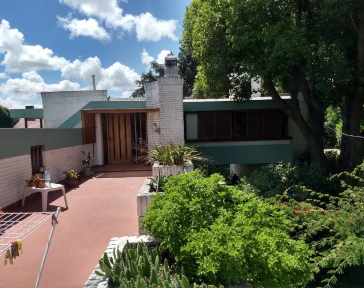 Residencia de 7 Ambientes con Parque y Terraza 1