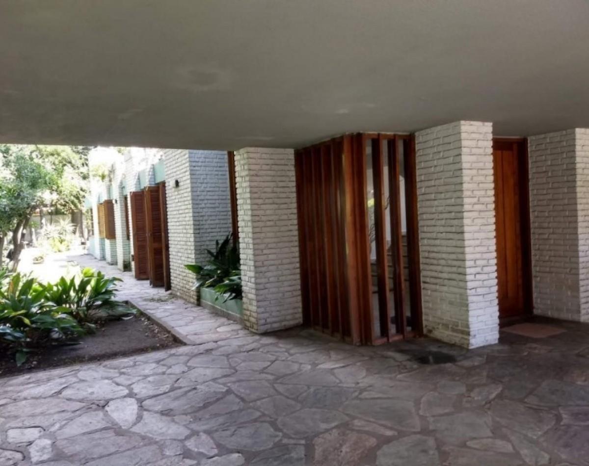 Residencia de 7 Ambientes con Parque y Terraza 4
