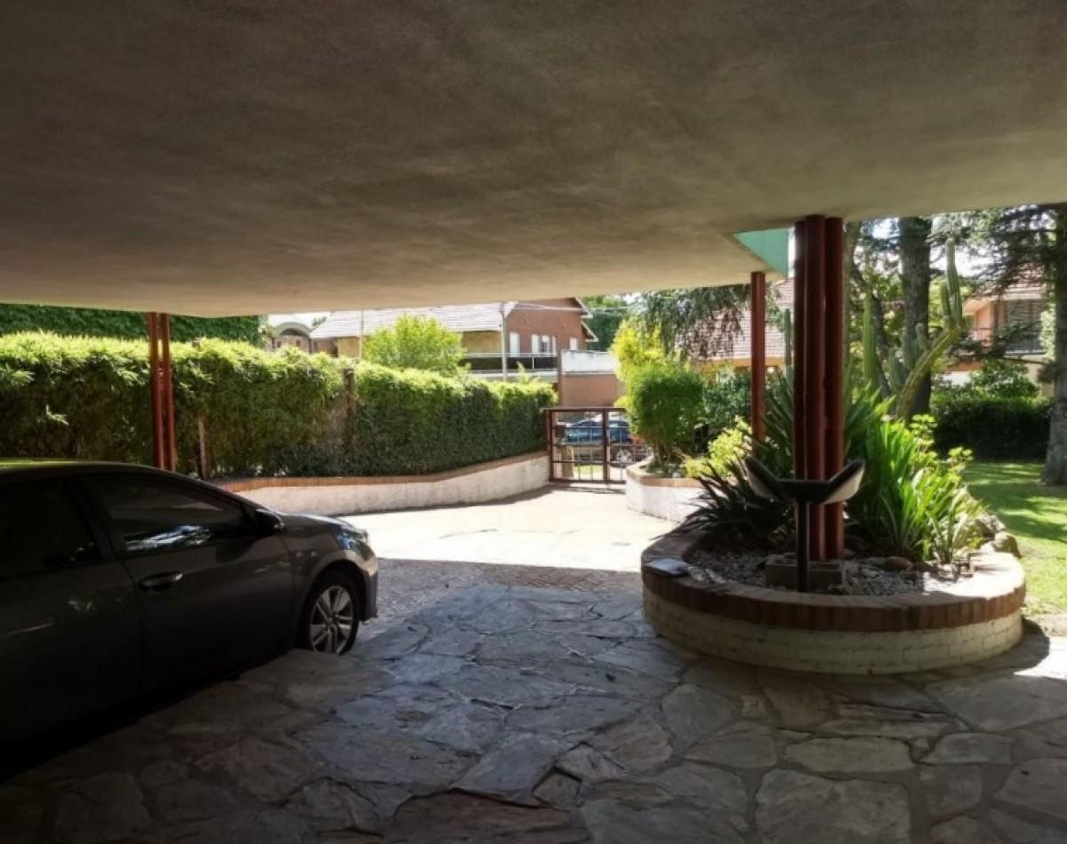 Residencia de 7 Ambientes con Parque y Terraza 3