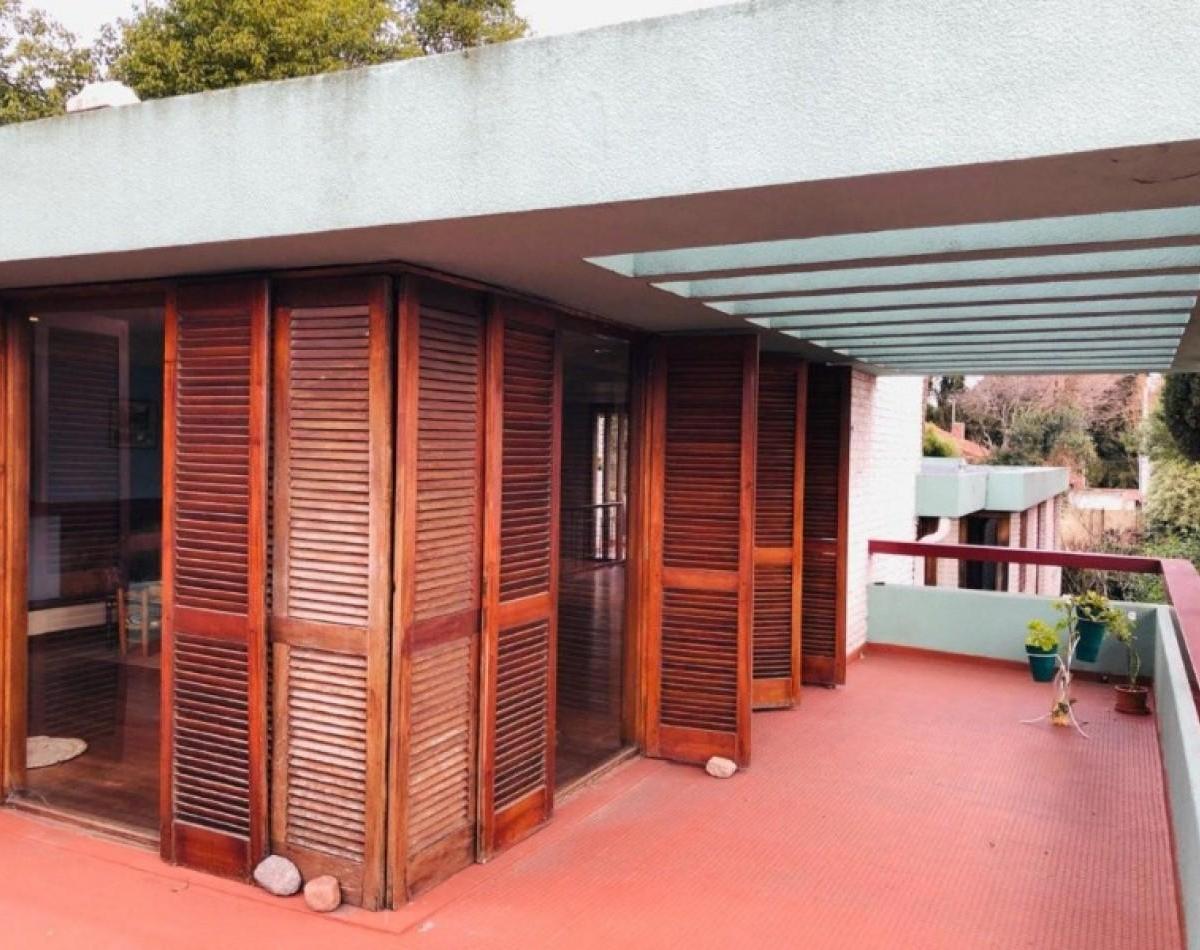 Residencia de 7 Ambientes con Parque y Terraza 5
