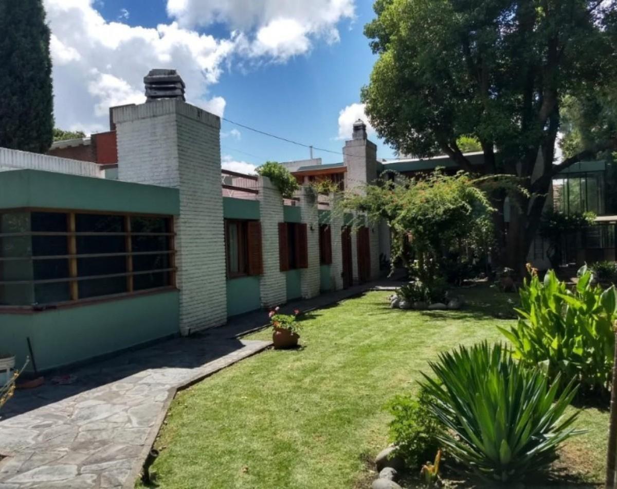 Residencia de 7 Ambientes con Parque y Terraza 5