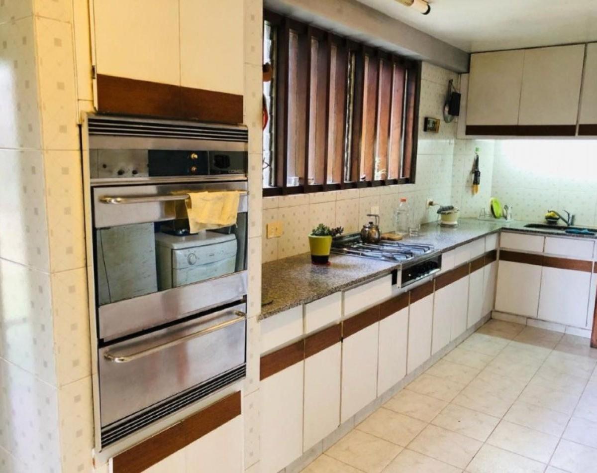 Residencia de 7 Ambientes con Parque y Terraza 2