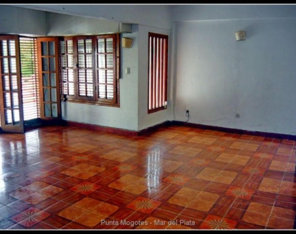 Chalet de 8 Ambientes con Garaje, Parque y Quincho 4