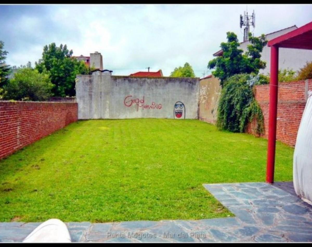 Chalet de 8 Ambientes con Garaje, Parque y Quincho 2