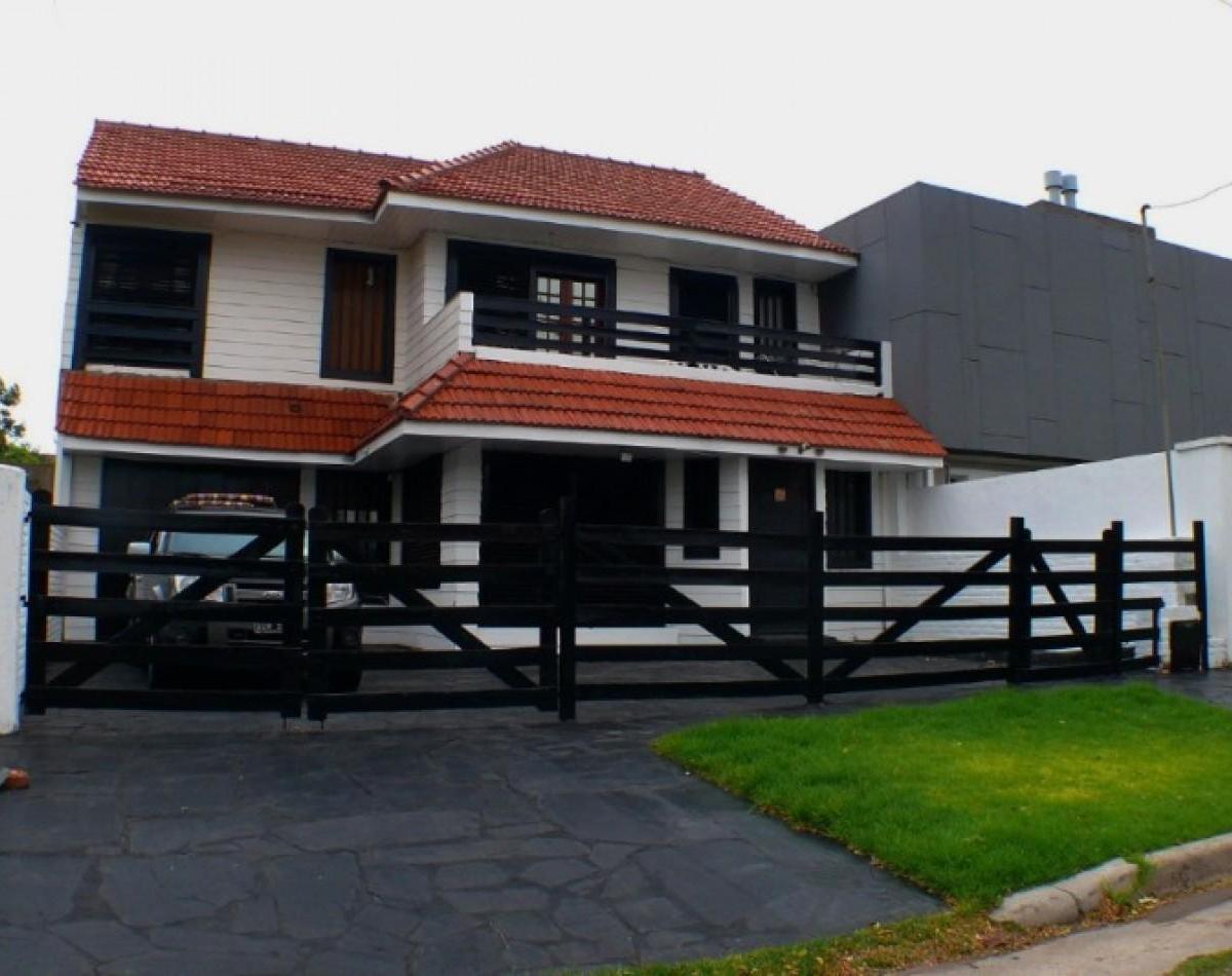 Chalet de 8 Ambientes con Garaje, Parque y Quincho 3