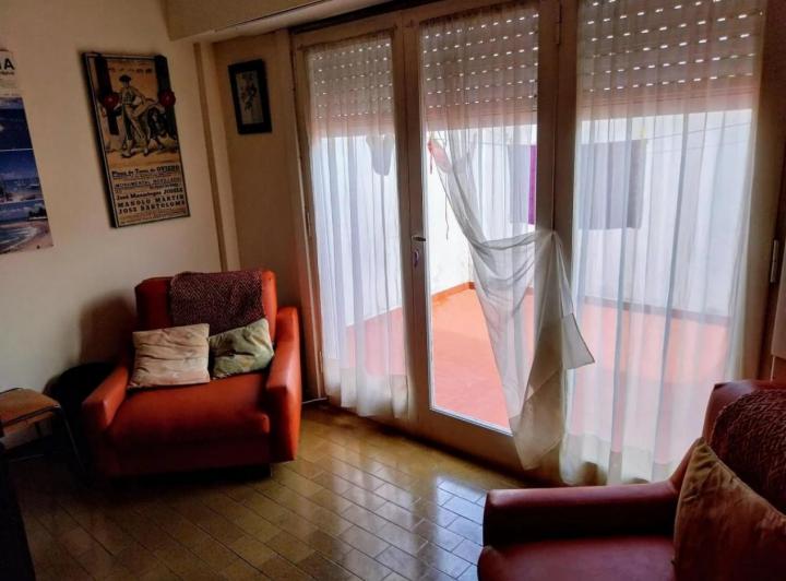 VENTA DEPARTAMENTO AMBIENTE CON PATIO Y COCHERA.