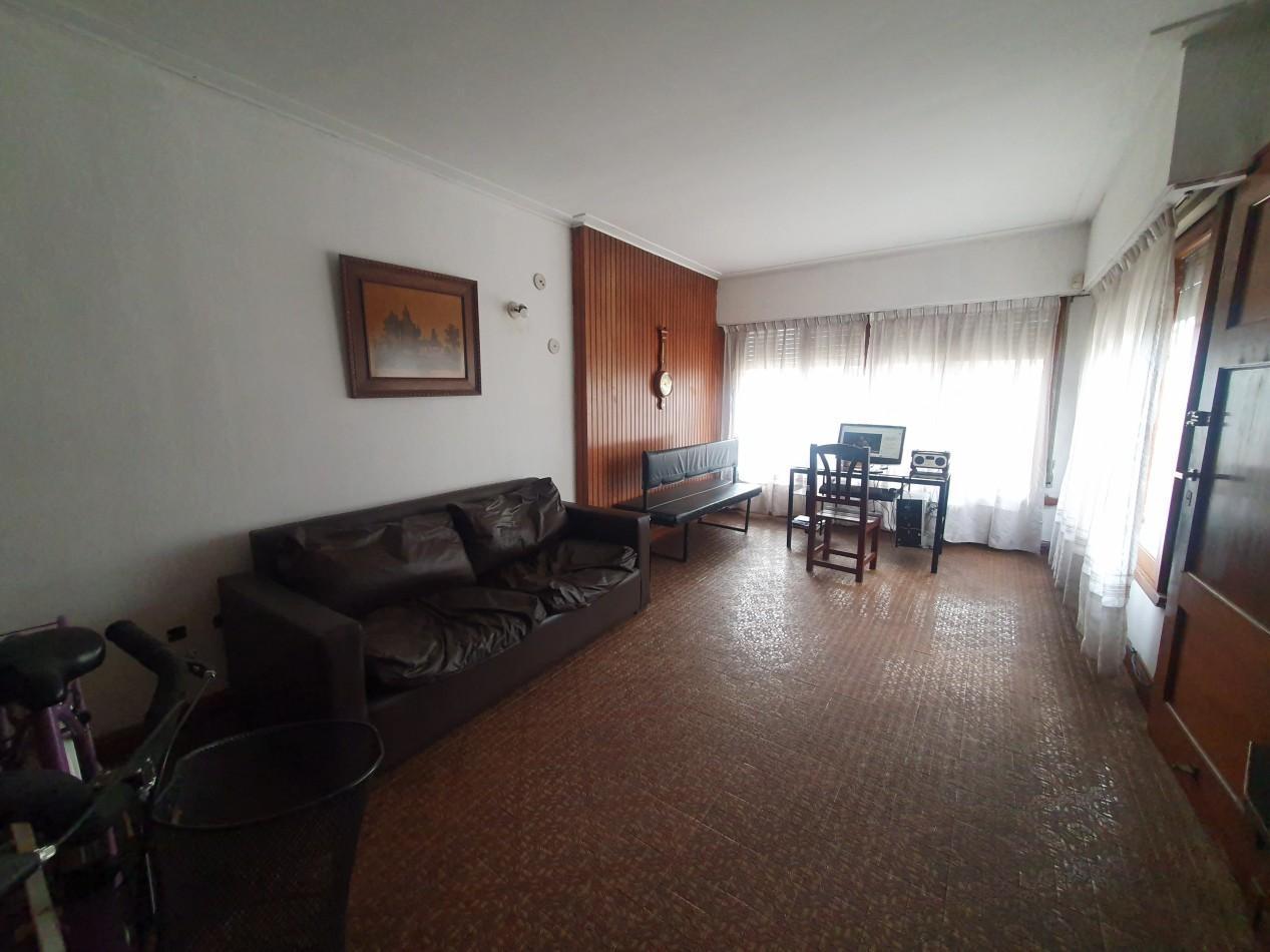 Casa de 3 con garage y patio Juncal y Av Libertad