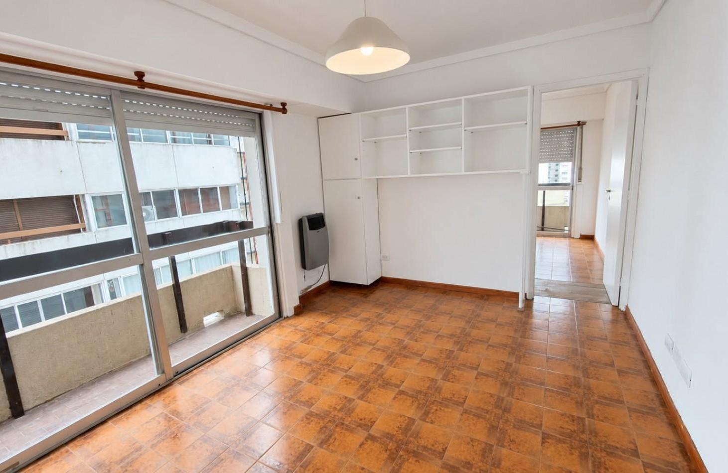 Foto de DEPARTAMENTO DE 2 AMBIENTES CON DOS BALCONES Y VISTA PARCIAL AL MAR, imagen 2
