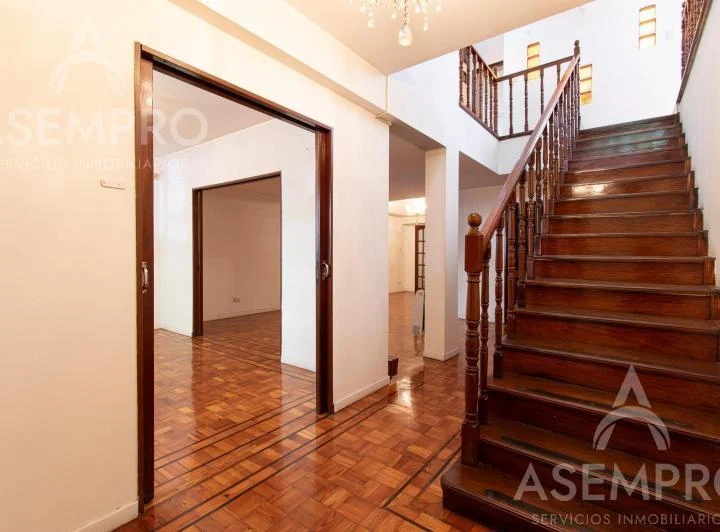 PH tipo casa con entrada independiente. 6 ambientes con 2 suites, escritorio/play, dependencia 3