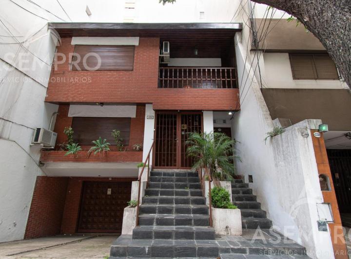 PH tipo casa con entrada independiente. 6 ambientes con 2 suites, escritorio/play, dependencia 5