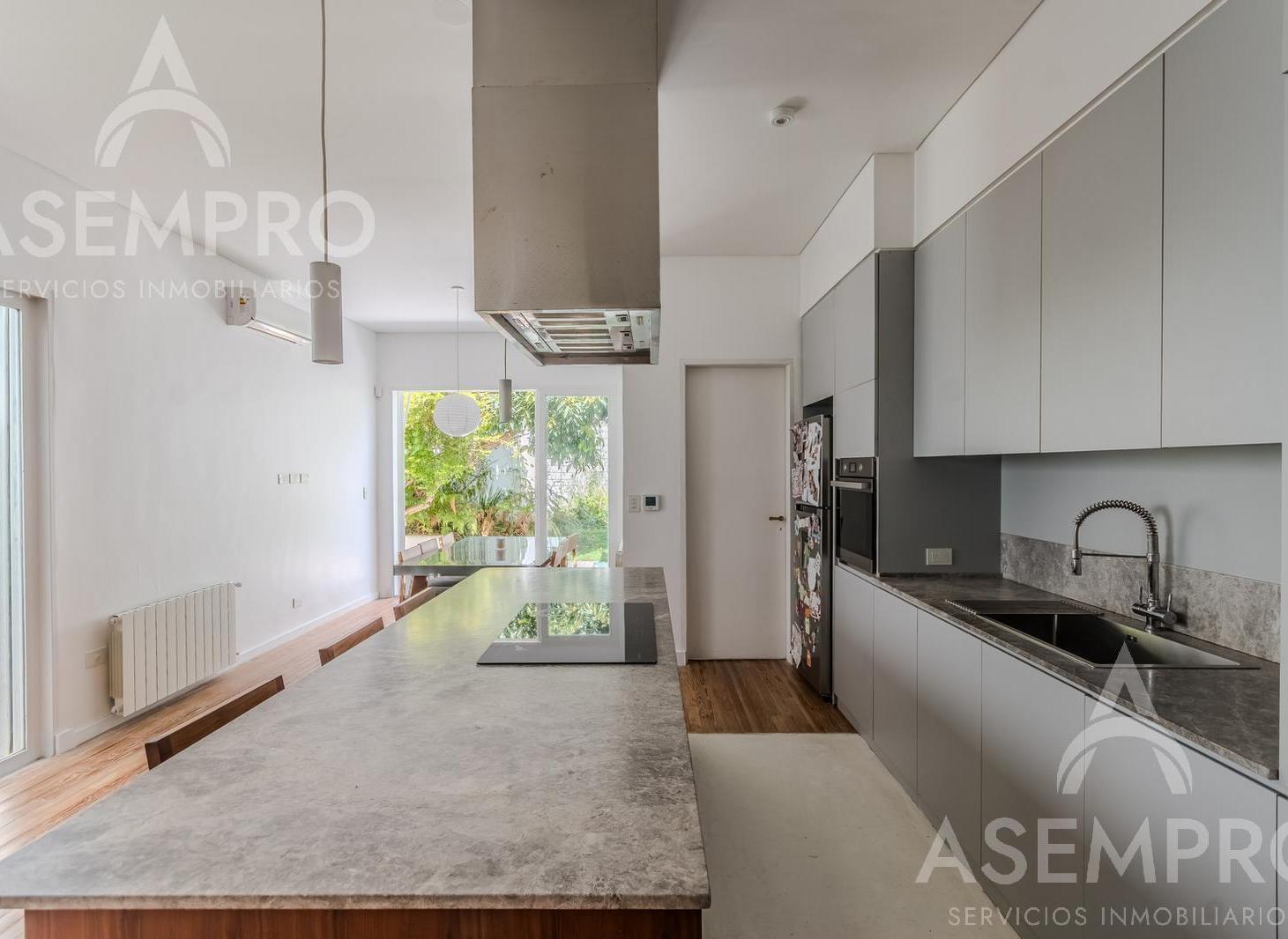 Venta Casa Reciclada- 5 ambientes- Jardín, terraza y pileta!