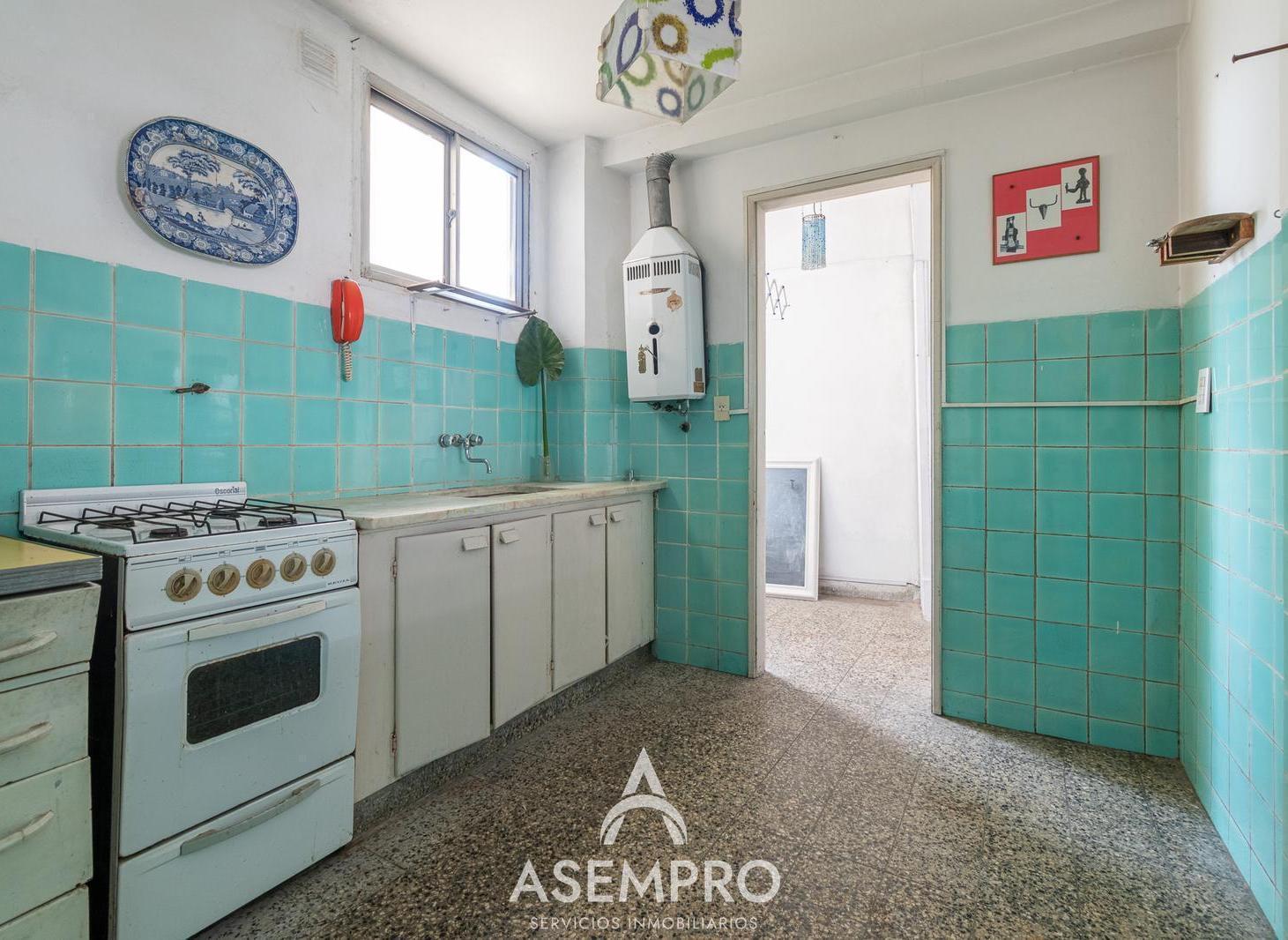 Foto de VENTA - 3 amb. a refaccionar - Edificio histórico - Seguridad 24 hs, imagen 2