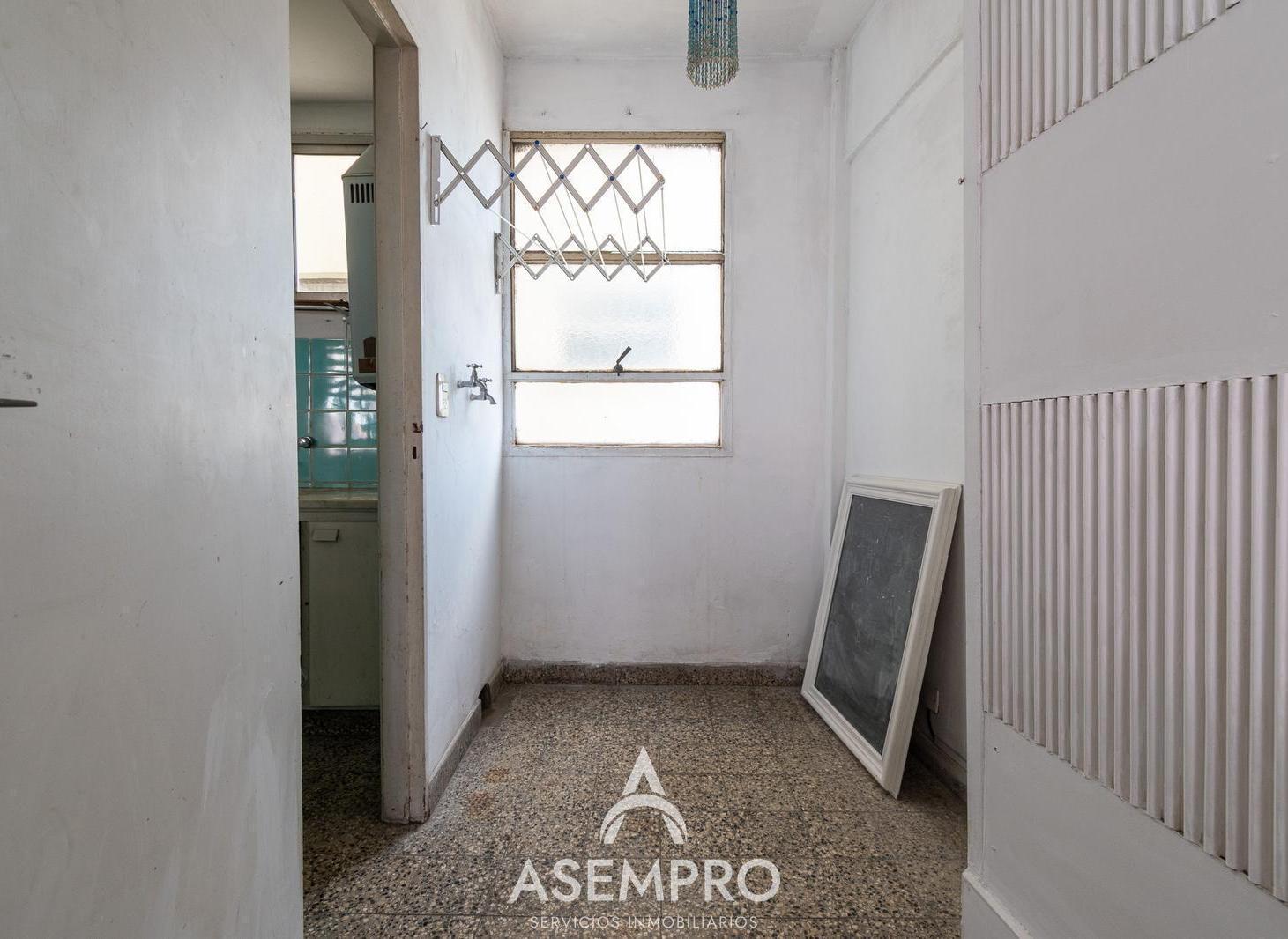 Foto de VENTA - 3 amb. a refaccionar - Edificio histórico - Seguridad 24 hs, imagen 3