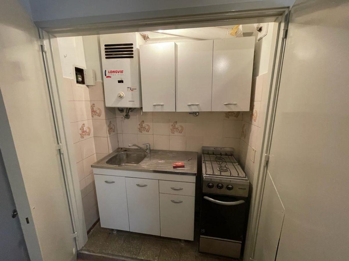 Monoambiente muy pequeño, a pasos Av. Rivadavia!!!