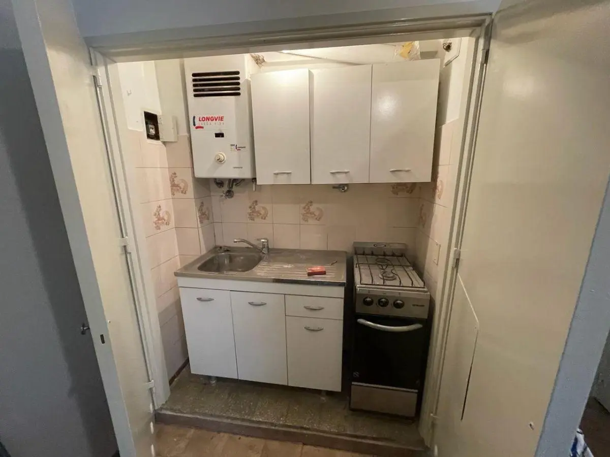 Monoambiente muy pequeño, a pasos Av. Rivadavia!!! 2