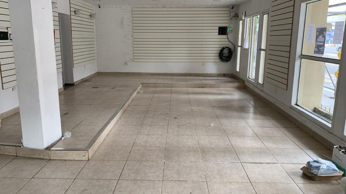 Foto de Imponente local en la esquina de Av. Córdoba y Billinghurst! Apto todo destino!!!, imagen 2