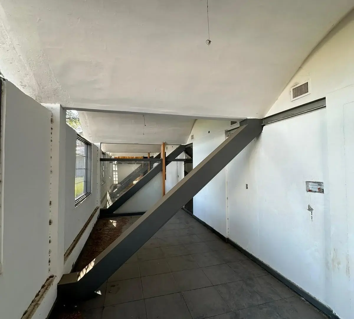 Galpón en alquiler  a 30 m de Av. Sabattini  Uso industrial  logístico 5