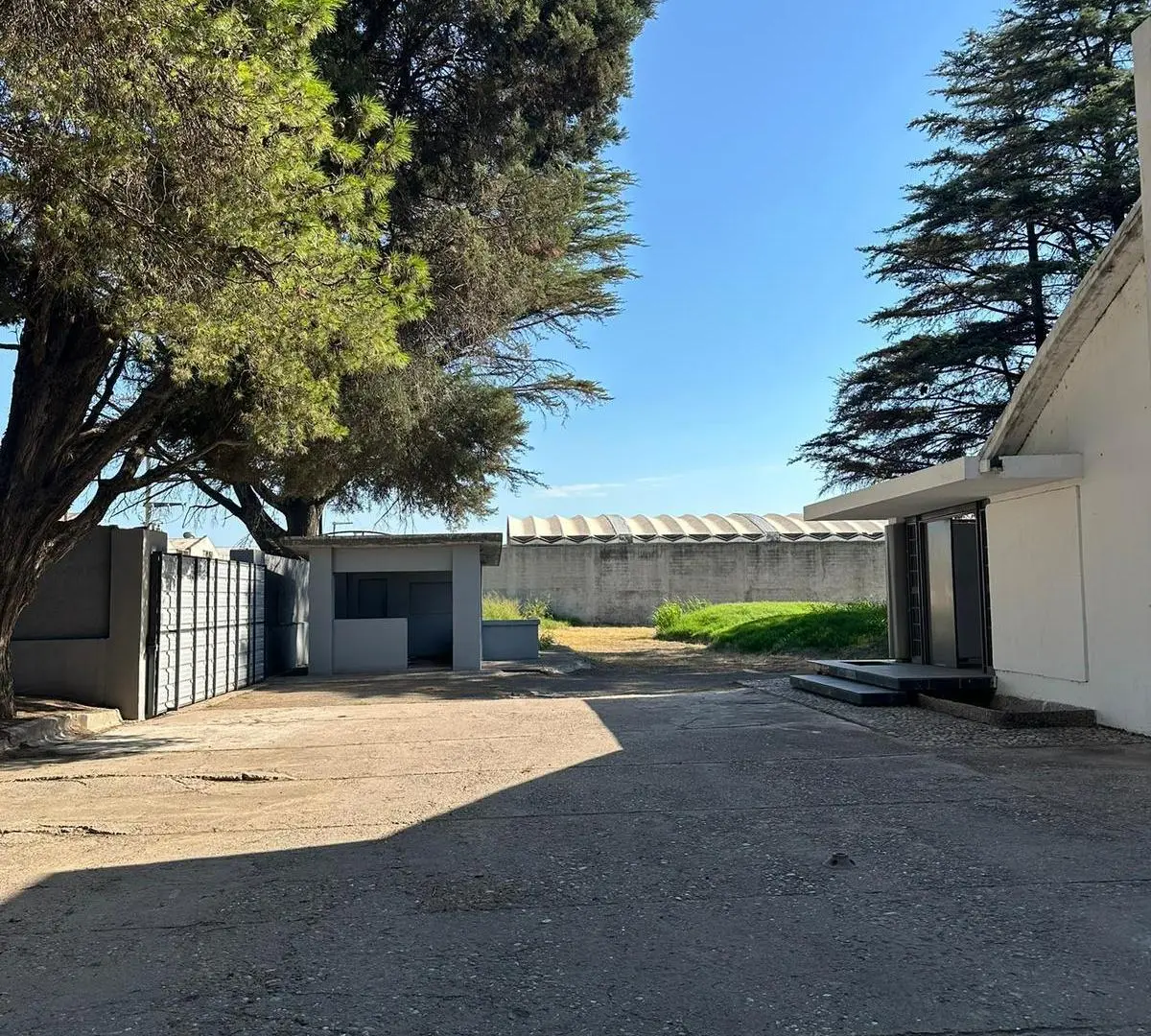 Galpón en alquiler  a 30 m de Av. Sabattini  Uso industrial  logístico 4