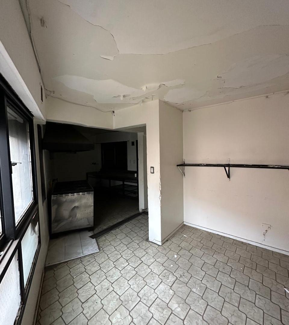 Foto de Importante Esquina Comercial en Venta Barrio Gemes, imagen 2