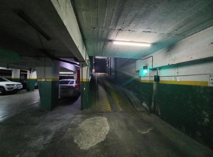 Departamento de tres ambientes. Vista abierta. Cochera fija y baulera. 1