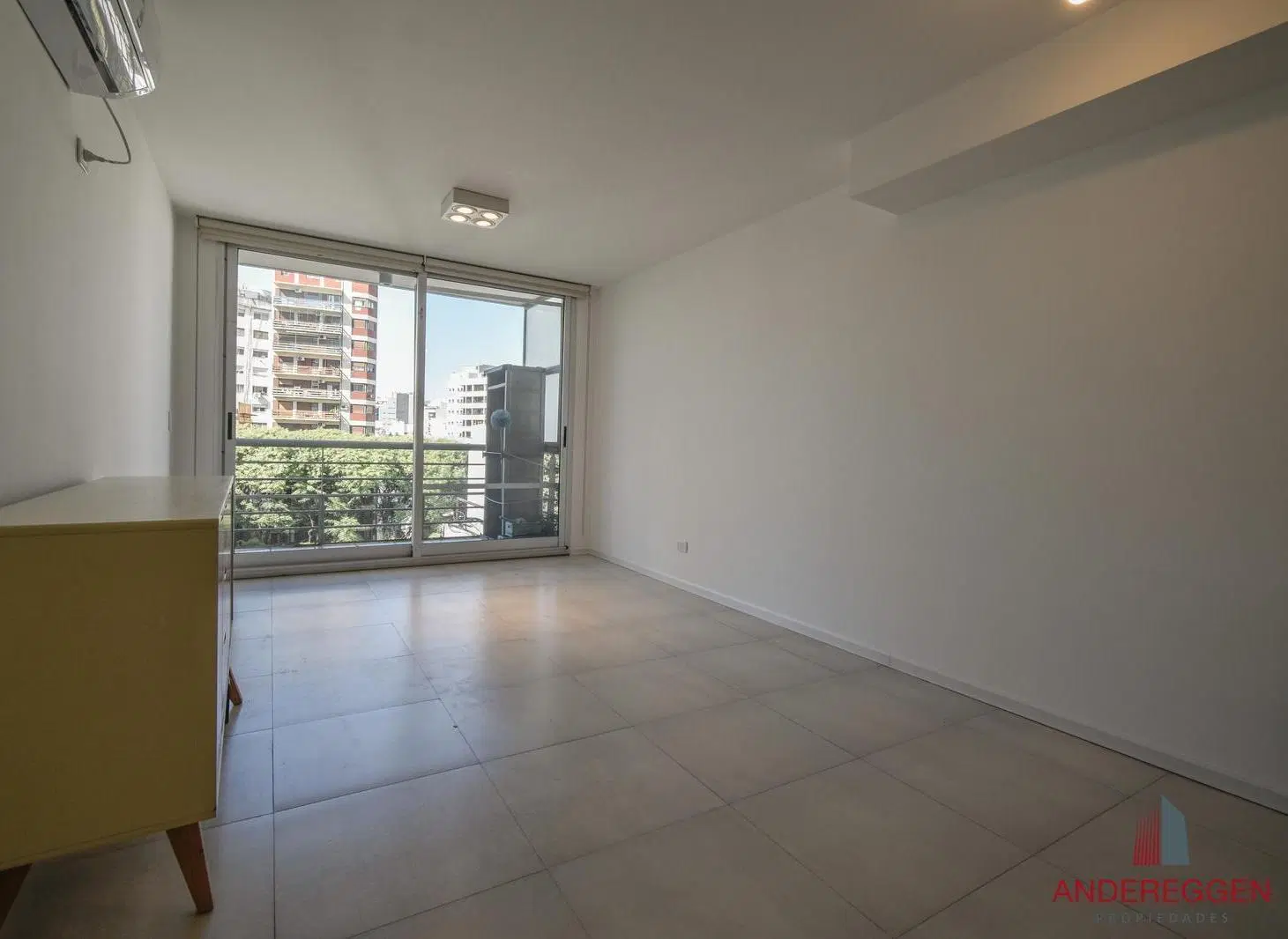 Departamento de dos dormitorios. Piso alto. Dos cocheras fijas. Amenities. 4