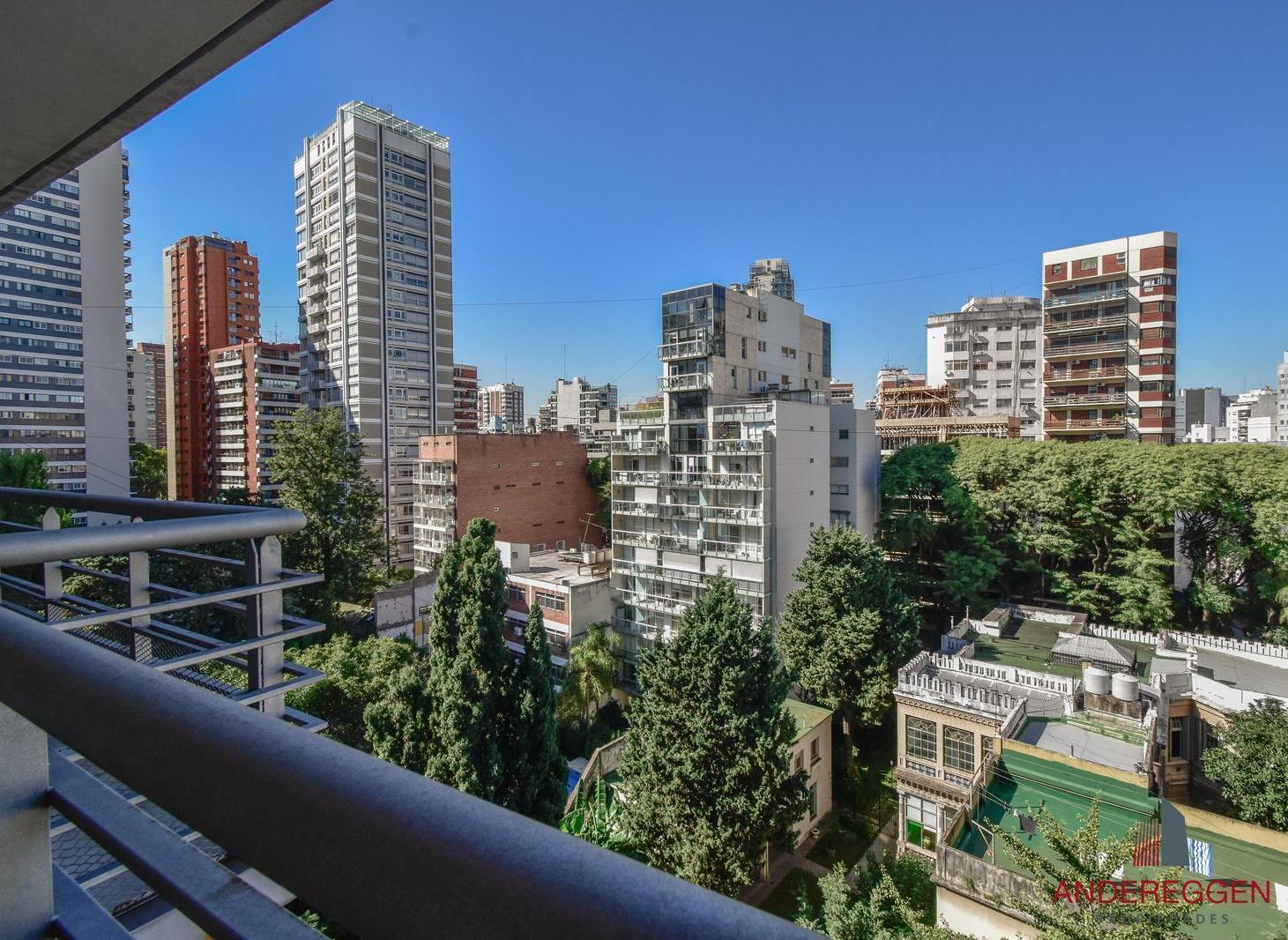 Departamento de dos dormitorios. Piso alto. Dos cocheras fijas. Amenities.