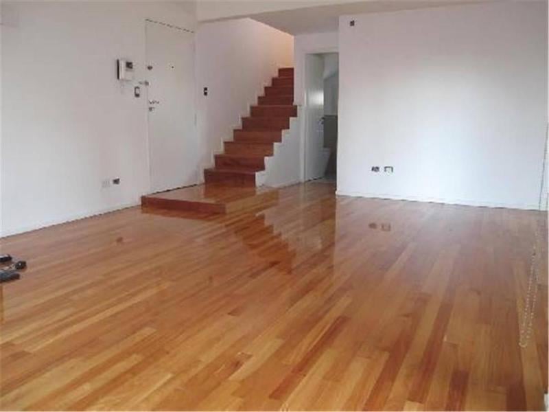 Av. del Libertador 8400. Piso alto. Vista al Rio. Tres ambientes en duplex. Cochera.