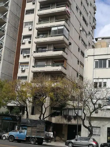 Av. del Libertador 8400. Piso alto. Vista al Rio. Tres ambientes en duplex. Cochera. 5