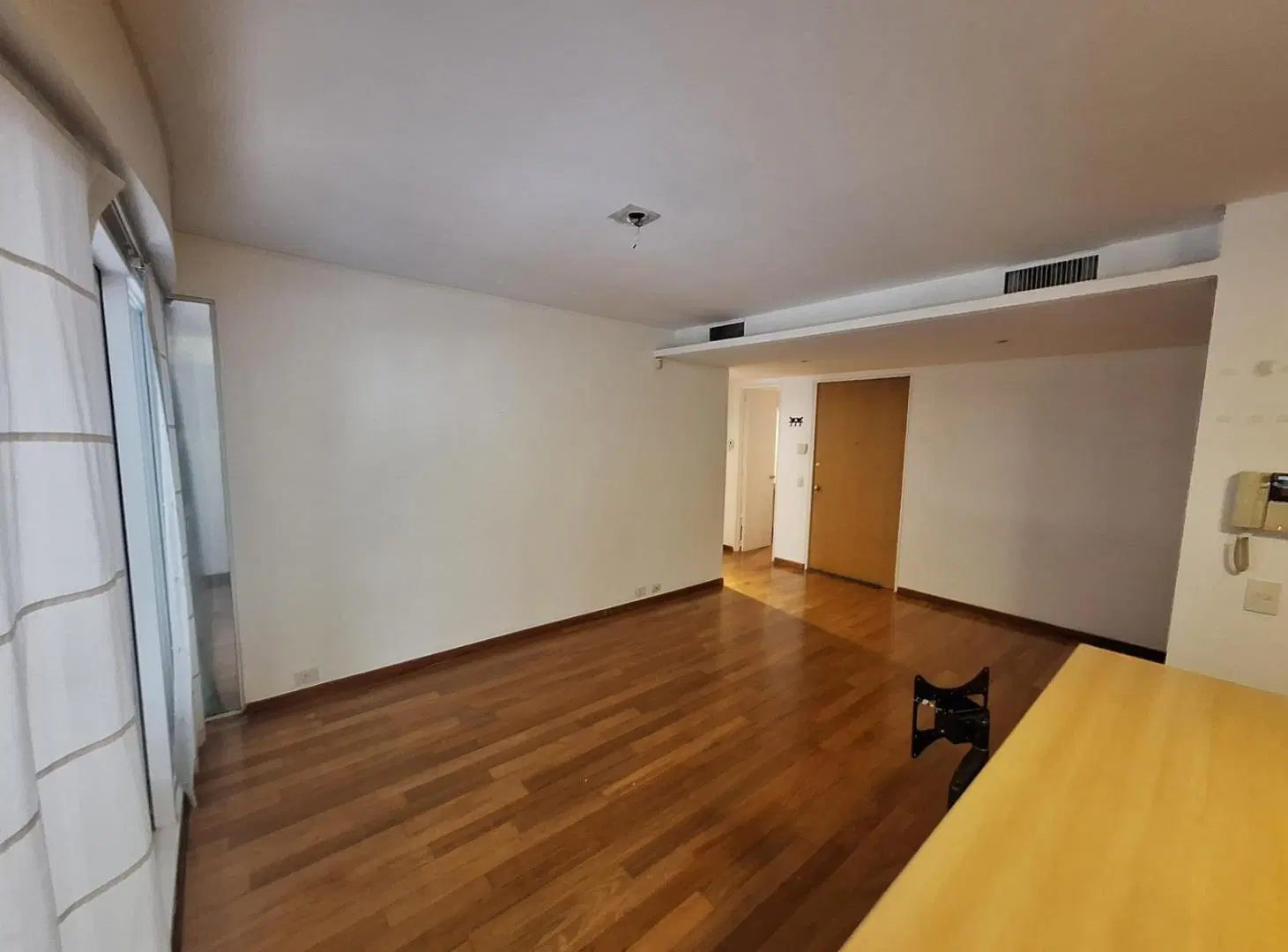 Semipiso de dos ambientes. Dormitorio en suite y toilette. Aire Acondicionado Central. Cochera. 4