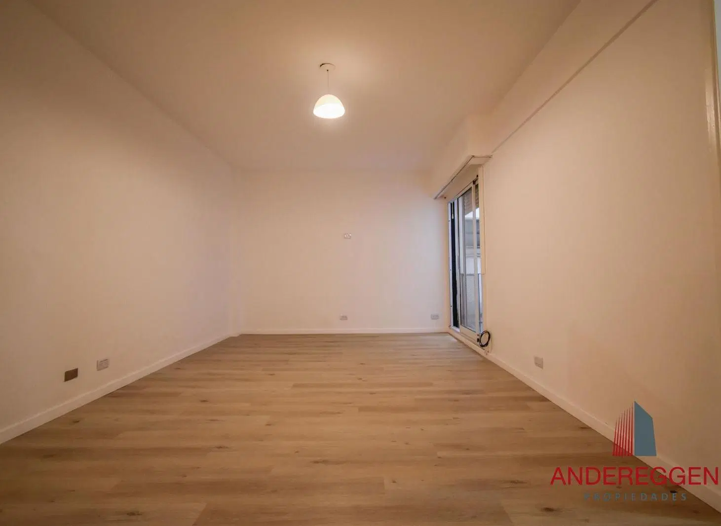 Santa Fe 3900. Departamento de tres ambientes con dependencia de servicio. 2