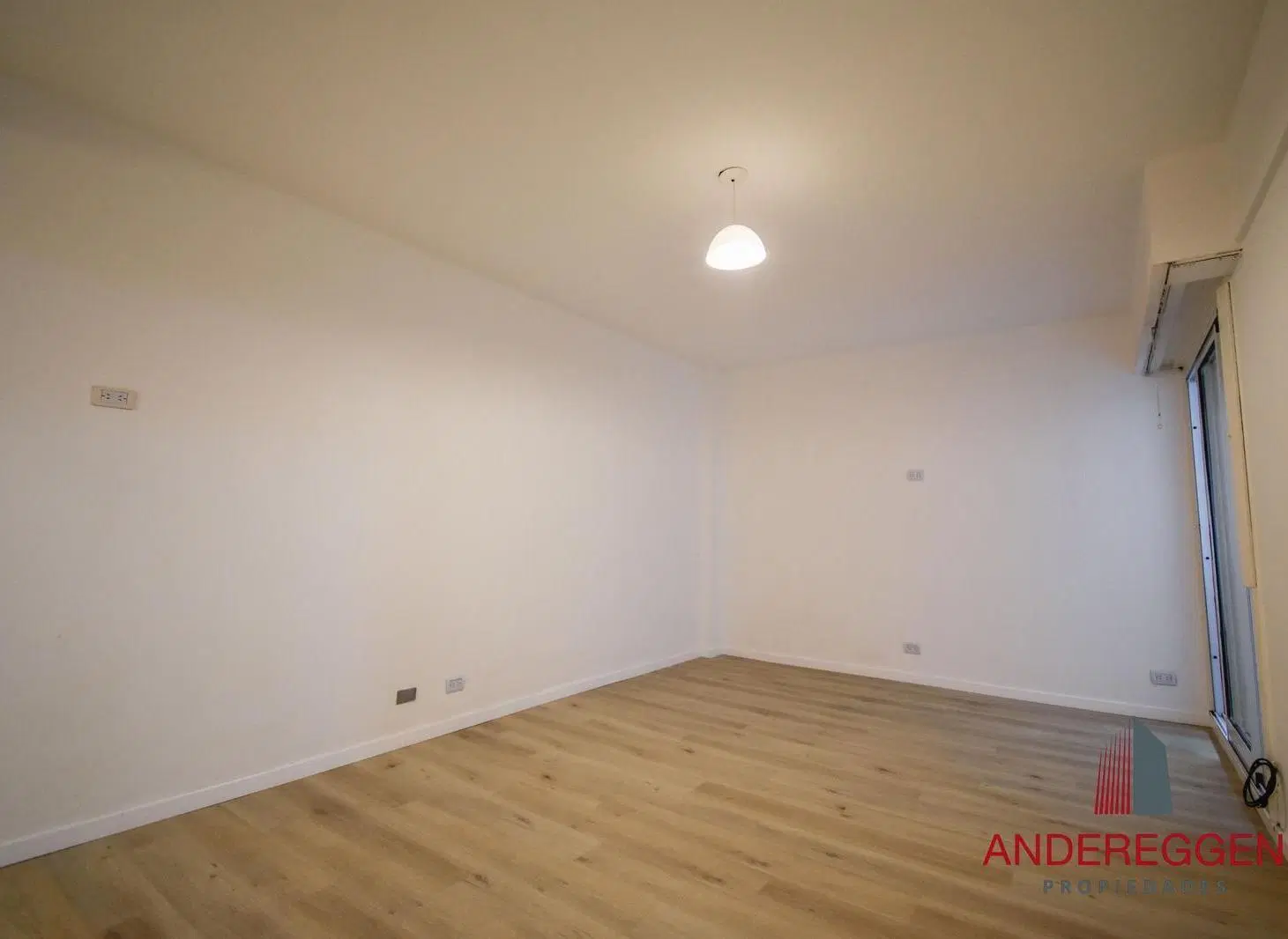 Santa Fe 3900. Departamento de tres ambientes con dependencia de servicio. 4