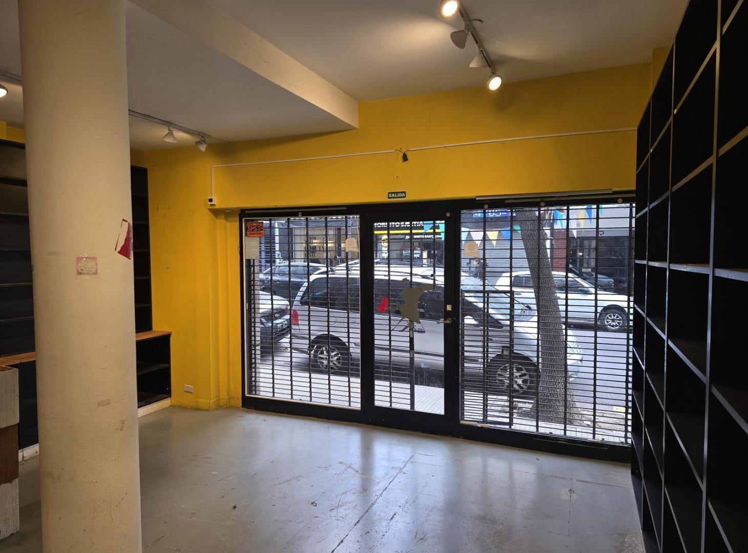 Foto de Mendoza 2600. Local en alquiler. Salon de 36 m2 y sótano de 38 m2., imagen 4