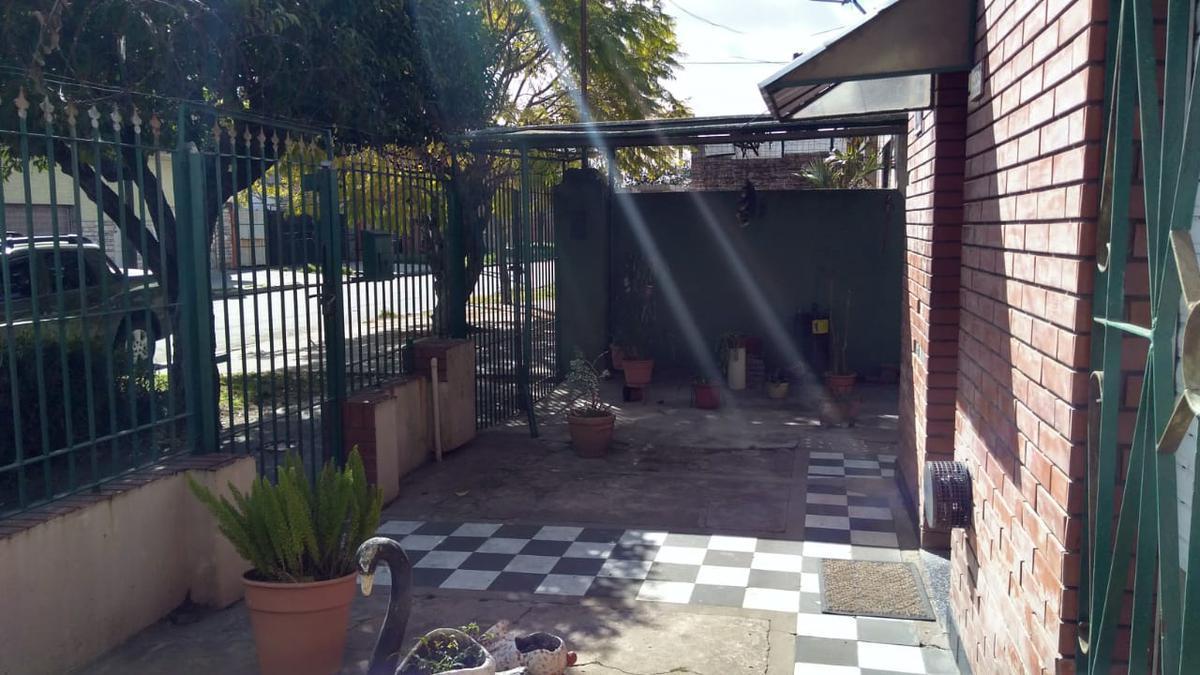 Casa 3 ambientes con cochera y patio - Wilde
