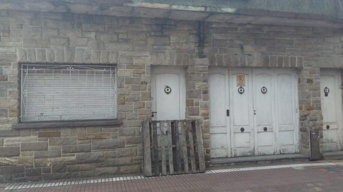 Casa con lote de 8,66 x 46,5 con dos viviendas - Sarandi