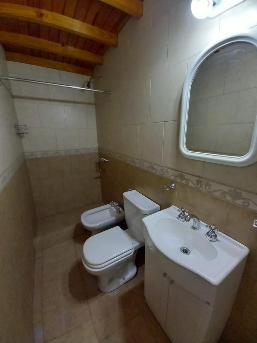 Casa en venta de 5 ambientes con cochera, jardín y quincho