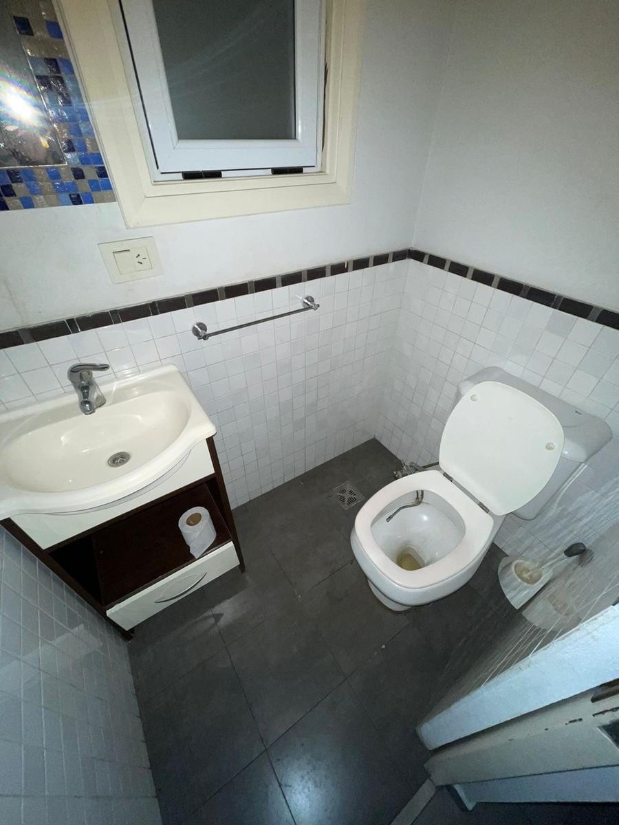 Casa de categoría  en venta de 4 ambientes con jardín cochera y quincho